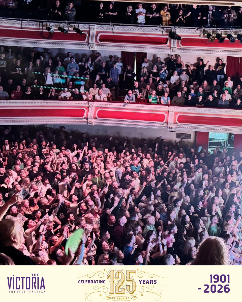 VicTheatre's tweet image. For today's #TheatreTuesday 🎭 - can you tell us which of our #gigs this crowd shot taken? 🤔

Have a careful look for clues... 👀👕 ...&amp;amp; an even more careful look to see if you're in the image! 🤩

Once you've worked it out, drop us a comment!

#VictoriaTheatre125 #Throwback