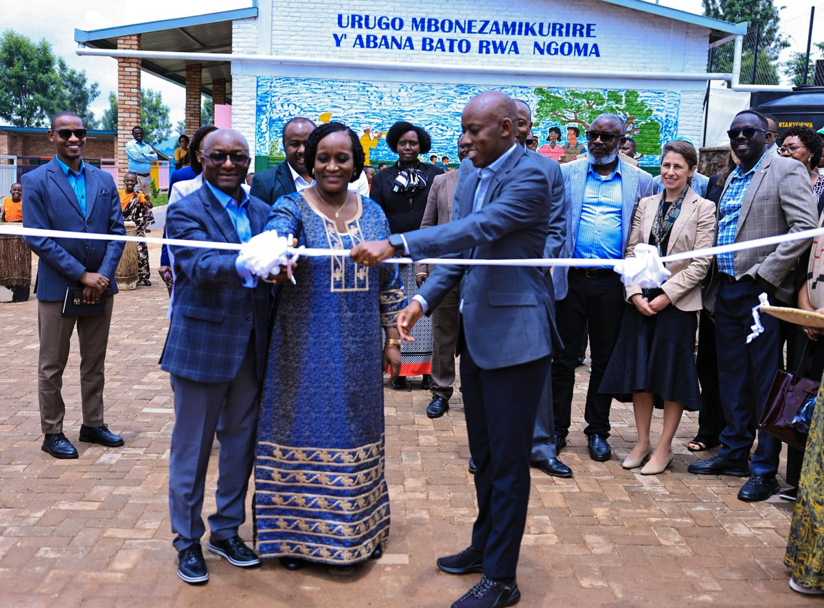 Rwanda_Child's tweet photo. Uyu munsi, muri @HuyeDistrict, Minisitiri @U_Consolee yafunguye urugo mbonezamikurire y'abana bato (ECD) rwubatswe ku bufatanye na @WB_Rwanda. Uru rugo rw'icyitegererezo rufite ubushobozi bwo kwakira abana 80, rukazarererwamo abana b'ababyeyi bakora ubushabitsi mu mujyi wa Huye. https://t.co/bRX7f11wlo