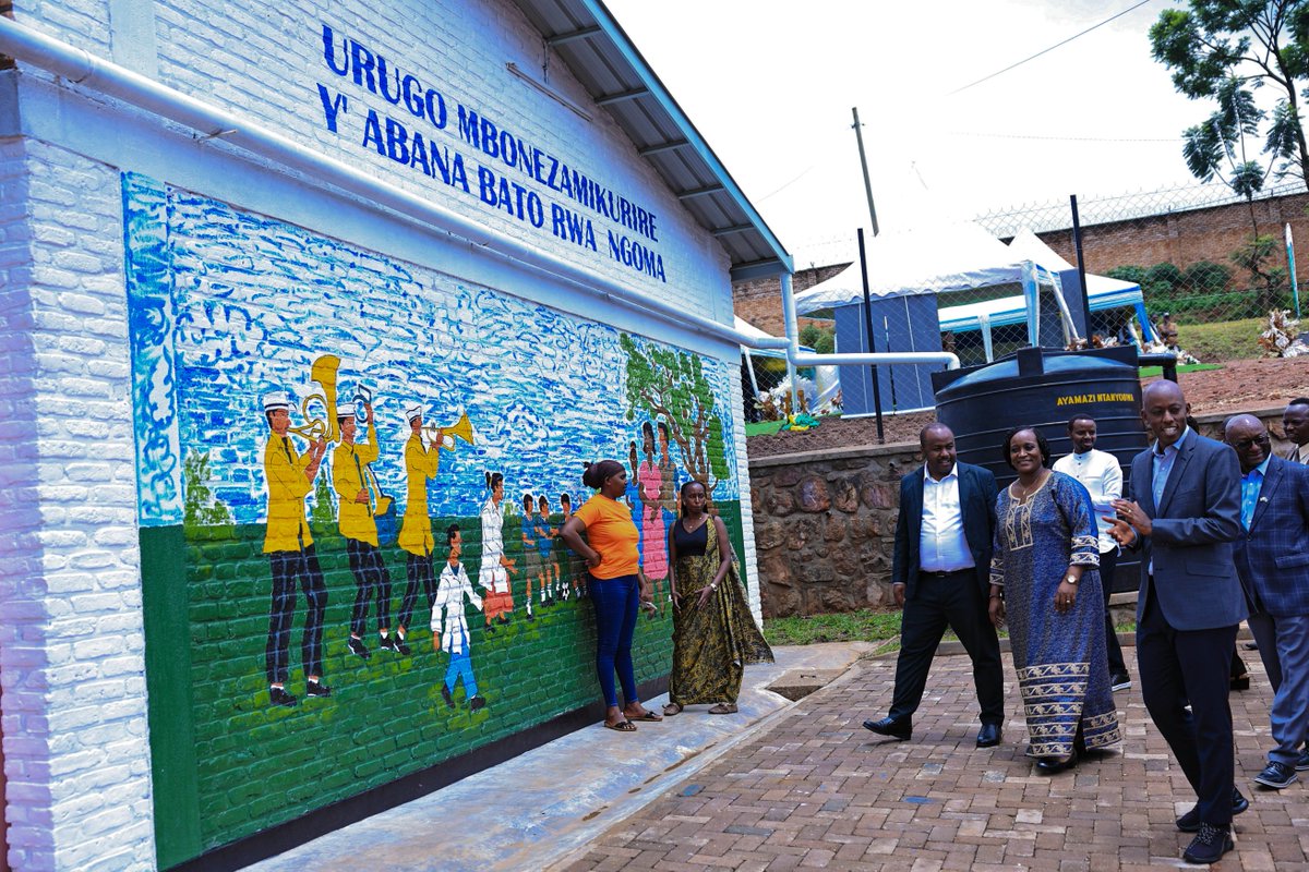 Rwanda_Child's tweet photo. Uyu munsi, muri @HuyeDistrict, Minisitiri @U_Consolee yafunguye urugo mbonezamikurire y'abana bato (ECD) rwubatswe ku bufatanye na @WB_Rwanda. Uru rugo rw'icyitegererezo rufite ubushobozi bwo kwakira abana 80, rukazarererwamo abana b'ababyeyi bakora ubushabitsi mu mujyi wa Huye. https://t.co/bRX7f11wlo