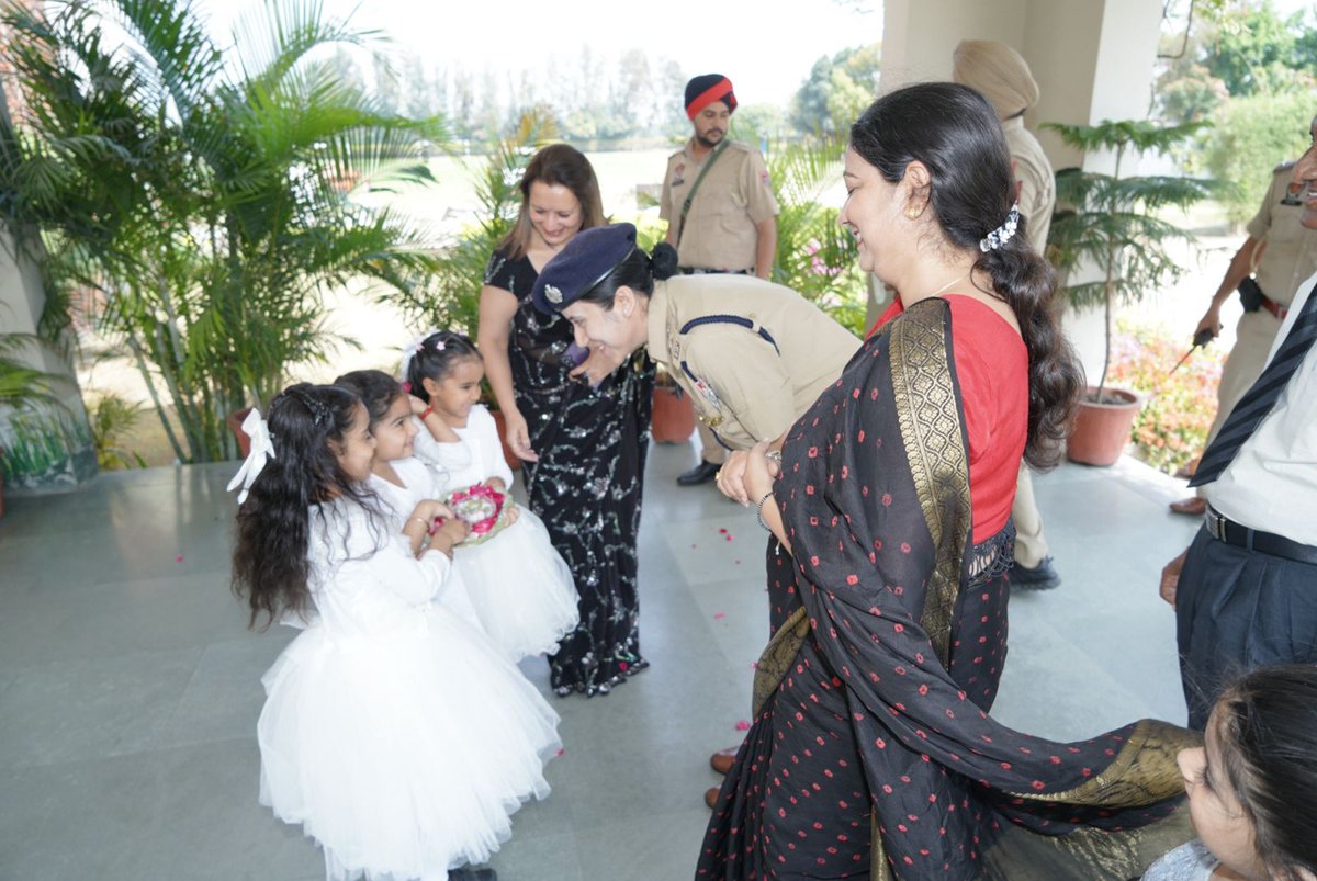 KhannaPolice's tweet image. SSP Khanna was invited as Chief Guest for the Annual Function of Delhi Public School, Khanna. Where she inaugurated the ceremony, appreciated the performances, and encouraged children and parents, for their future endeavours.

#CommunityEngagement #ProudMoment