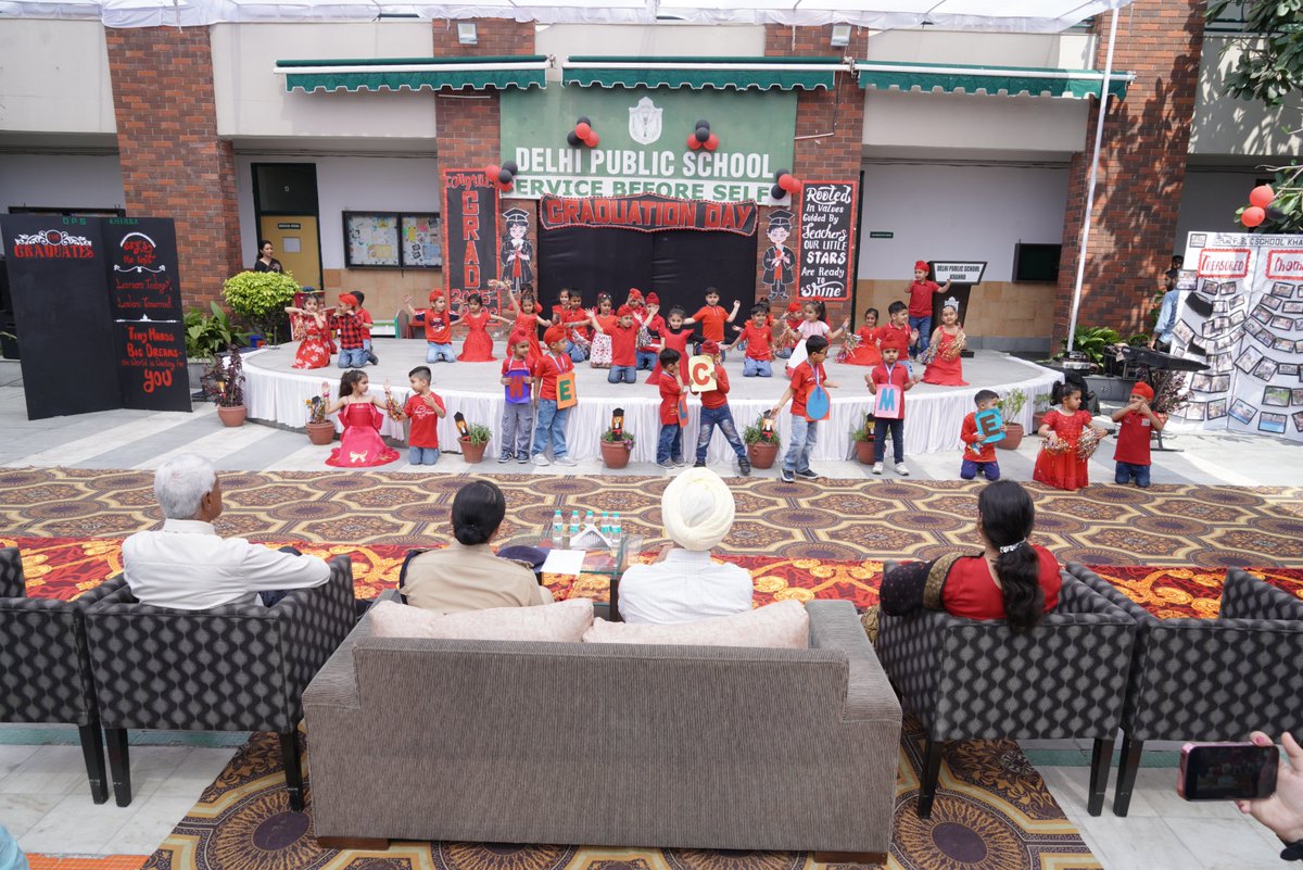 KhannaPolice's tweet image. SSP Khanna was invited as Chief Guest for the Annual Function of Delhi Public School, Khanna. Where she inaugurated the ceremony, appreciated the performances, and encouraged children and parents, for their future endeavours.

#CommunityEngagement #ProudMoment