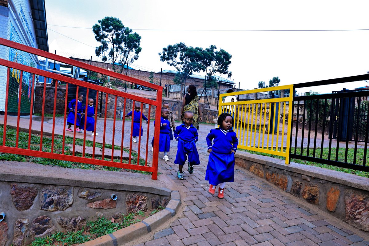 Rwanda_Child's tweet photo. Uyu munsi, muri @HuyeDistrict, Minisitiri @U_Consolee yafunguye urugo mbonezamikurire y'abana bato (ECD) rwubatswe ku bufatanye na @WB_Rwanda. Uru rugo rw'icyitegererezo rufite ubushobozi bwo kwakira abana 80, rukazarererwamo abana b'ababyeyi bakora ubushabitsi mu mujyi wa Huye. https://t.co/bRX7f11wlo