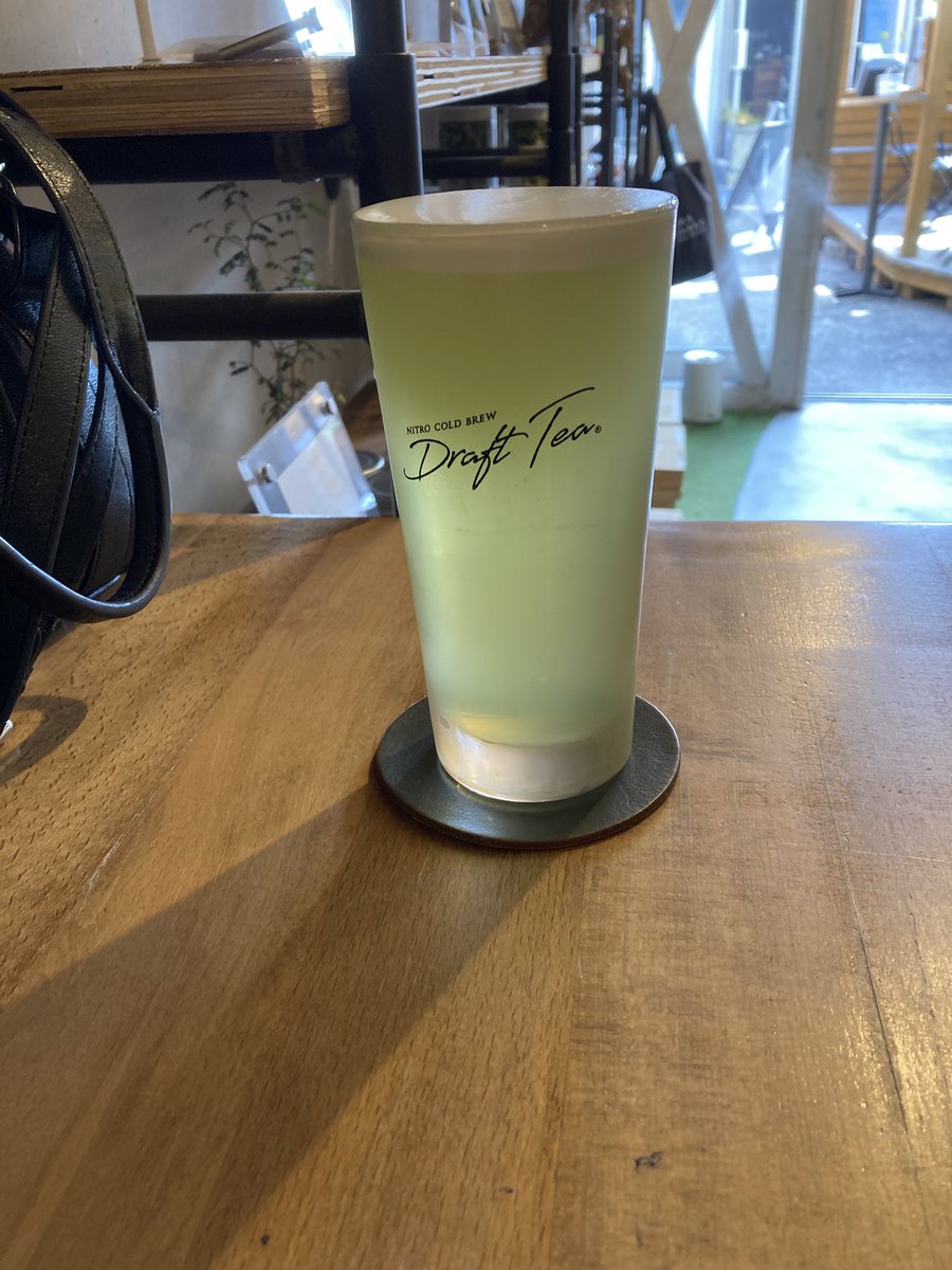 REOREOOREO1115's tweet photo. 鎌倉市御成町　チャバッカ ティー パークス
歩き疲れてコーヒーよりお茶が飲みたいなとなりこちらへ。ドラフトティー、紅ほうじ茶のパウンドケーキ。ドラフトティーはサーバーから自分で注ぐスタイル。表面張力！ https://t.co/ytCYdsyfC2