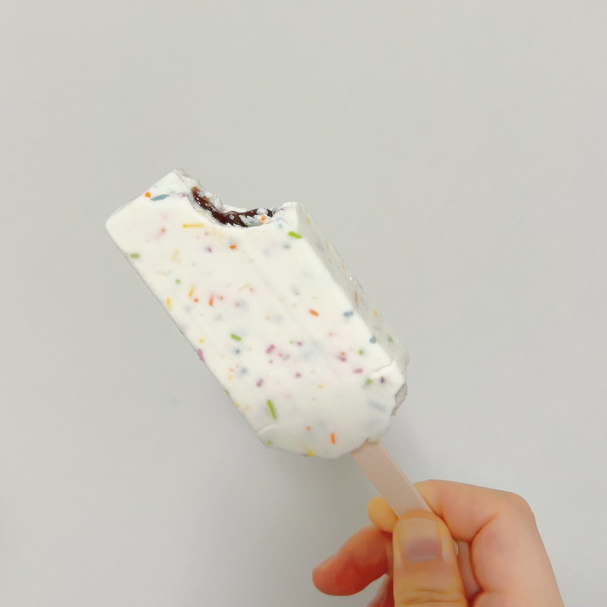 mickieea's tweet photo. カラースプレーのアイスをコンビニで見つけてしまって感動してる🥹🫶

バニラアイスにカラースプレーつけるやつ大人になるとなかなか出会えてない https://t.co/LanGr7TRu3