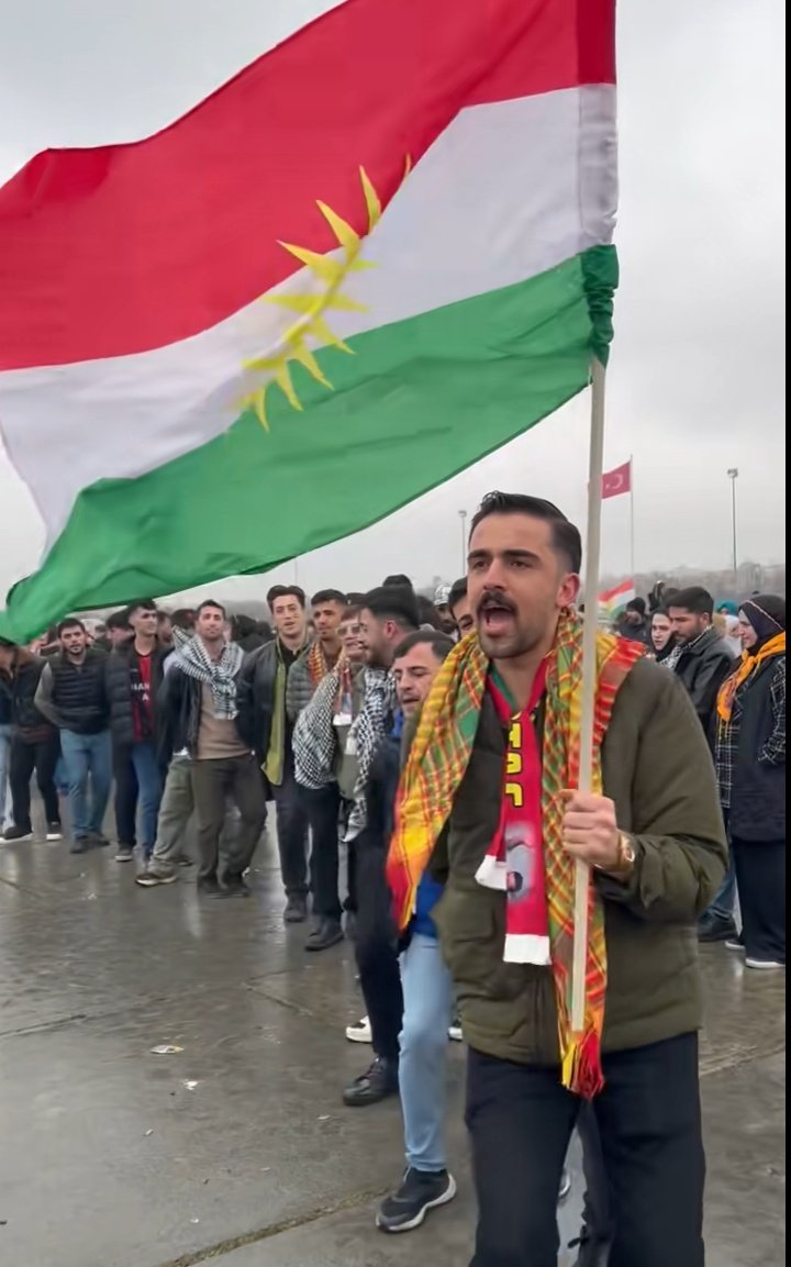 İstanbul’un göbeğinde ve birçok ilde nevruz kutlaması adı altında, bu milletin evlatlarına 40 yıldan fazla kurşun sıkan ve kanını akıtan bir terör örgütünün paçavrası sallanırken hiçbir işlem yapılmıyor; ancak ben, bu milletin vergileriyle alınan hizmet aracını müdürün eşi makam