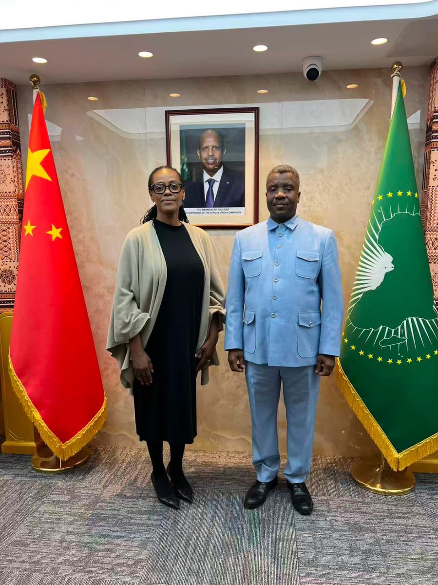 AUMission_China's tweet photo. Amb. @sarjohbah3, AU Permanent Rep’ to 🇨🇳, received Ms Eva Kiwango, the new Director of the UNAIDS Office in 🇨🇳. Their discussion focused on the production of pharmaceuticals in Africa, preventive drugs, treatment drugs and also non-HIV drugs, which could be helpful to ageing 1/2 https://t.co/2yMo5to2rv