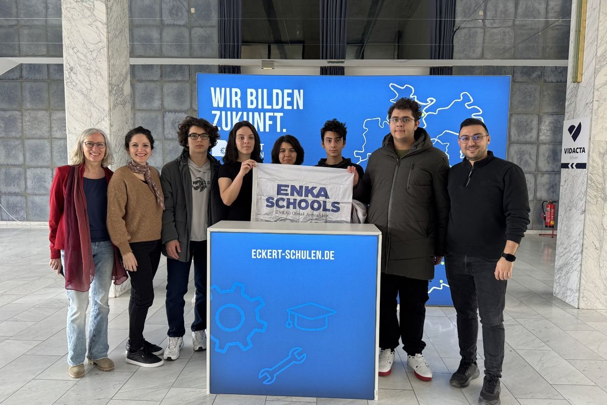 Erasmus+ ile Regensburg’da sürdürülebilirlik yolculuğu! 🌍
Öğrencilerimiz, Almanya’da gerçekleşen hareketlilikte uluslararası iş birlikleriyle akademik çalışmalar yaparak çevre bilinci ve dil becerilerini geliştirdi.
Katkı sağlayan tüm paydaşlara teşekkür ederiz.