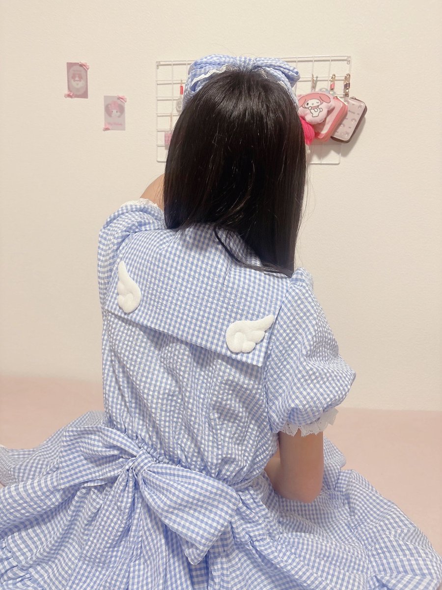 できたぁぁぁ️🩵️🩵️🩵️🩵間に合った😇
苗字が虹羽さんだから羽をたくさんつけたセーラーカラーのワンピース️🪽🫧普段作らないロリータなお洋服つくるの楽しかった🫶🏻