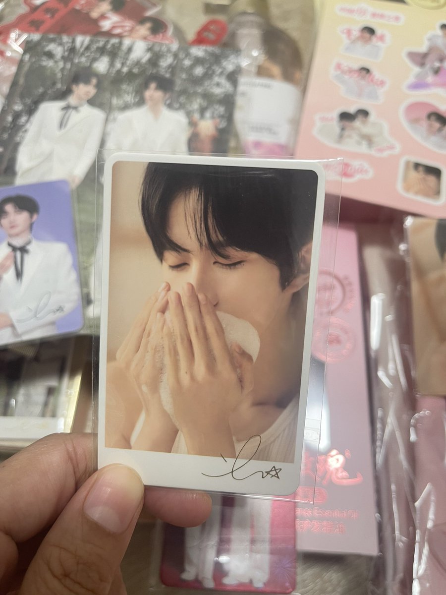 T_Vanilax2's tweet photo. ลาฟางมาถึงแล้ว สวยมาก อาซิงอ่ะสวยมาก ขอบคุณ @CaffeineOnice @244288xx #Huangxing
#lovefun https://t.co/HQQ03RXxAS