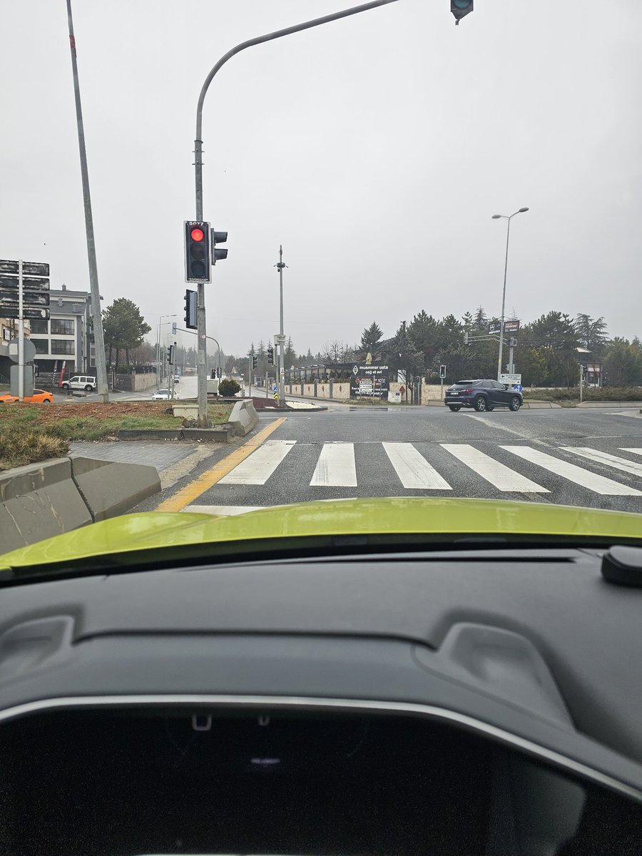 ablasyon's tweet photo. Bu yol nereye gidiyor biliyor musunuz?
Fırsat buldukça toplanıp maç seyrettiğimiz, alış veriş yapıp destek olduğumuz ve en en önemlisi 2010-11 şampiyonluğunu kutladığımız yer. Şimdilerde ise bir spor kulübüne peşkeş çekilen yer. Uzatmayım.Fenerbahçe İncek Tesislerine giden yol. https://t.co/W11ns3xnSH