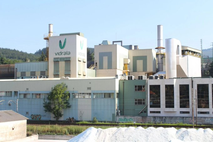 dipinvest's tweet photo. $VID Vidrala bought 57,070 shares under its Board-approved buyback program, spending around €4.22M. Executives also added shares: CEO Raul Gomez Merino and Director Iñigo Errandonea Delclaux. https://t.co/mr6rVePsGS