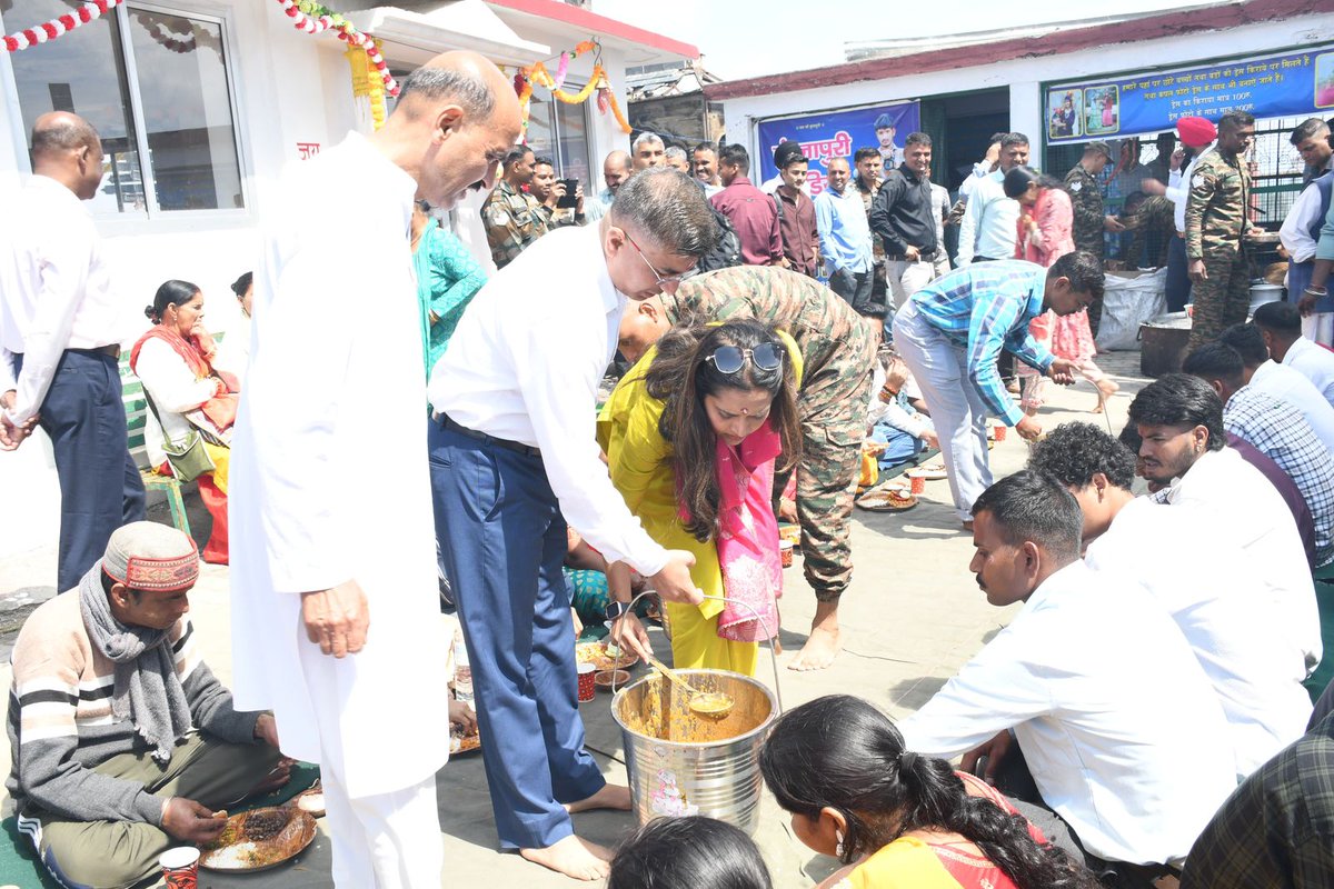 IbexRadioTarana's tweet photo. When faith fuels courage and duty defines honour Carrying forward the legacy of valour and selfless service, the #IBEXGunners organized the traditional #Bhandara at #KunjapuriMataTemple (Tehri)" around 1000 people including locals and tourists joined in this event. https://t.co/tcXACEuURh