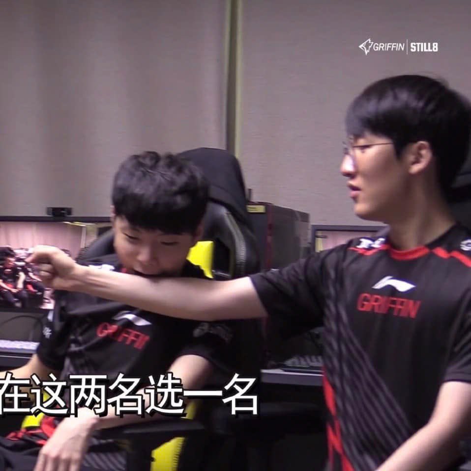 __justGlory's tweet image. Cat's love language 🐱💛
#Chovy #Tarzan #Deft