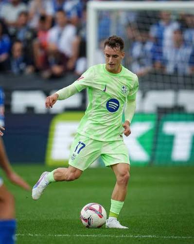 FRBarca_'s tweet photo. 🇸🇦 Marc Casadó est dans le viseur de plusieurs clubs du championnat saoudien.

💰 Il a reçu des offres financières importantes, mais n'envisage pas de quitter son club pour le moment.

✍🏼 Le joueur évaluera les offres à la fin de la saison avant de prendre sa décision finale.

[MD]
