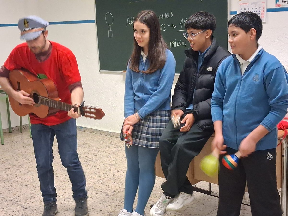 StaMMicaela's tweet photo. Magia, quiz, canciones y teatro para un día de inmersión en Inglés donde toda la ESO participó y disfrutó un montón.
#colegioshhcc 
#educaciónvicenciana 
#inmersiónlingüística https://t.co/4HpmvIIURc