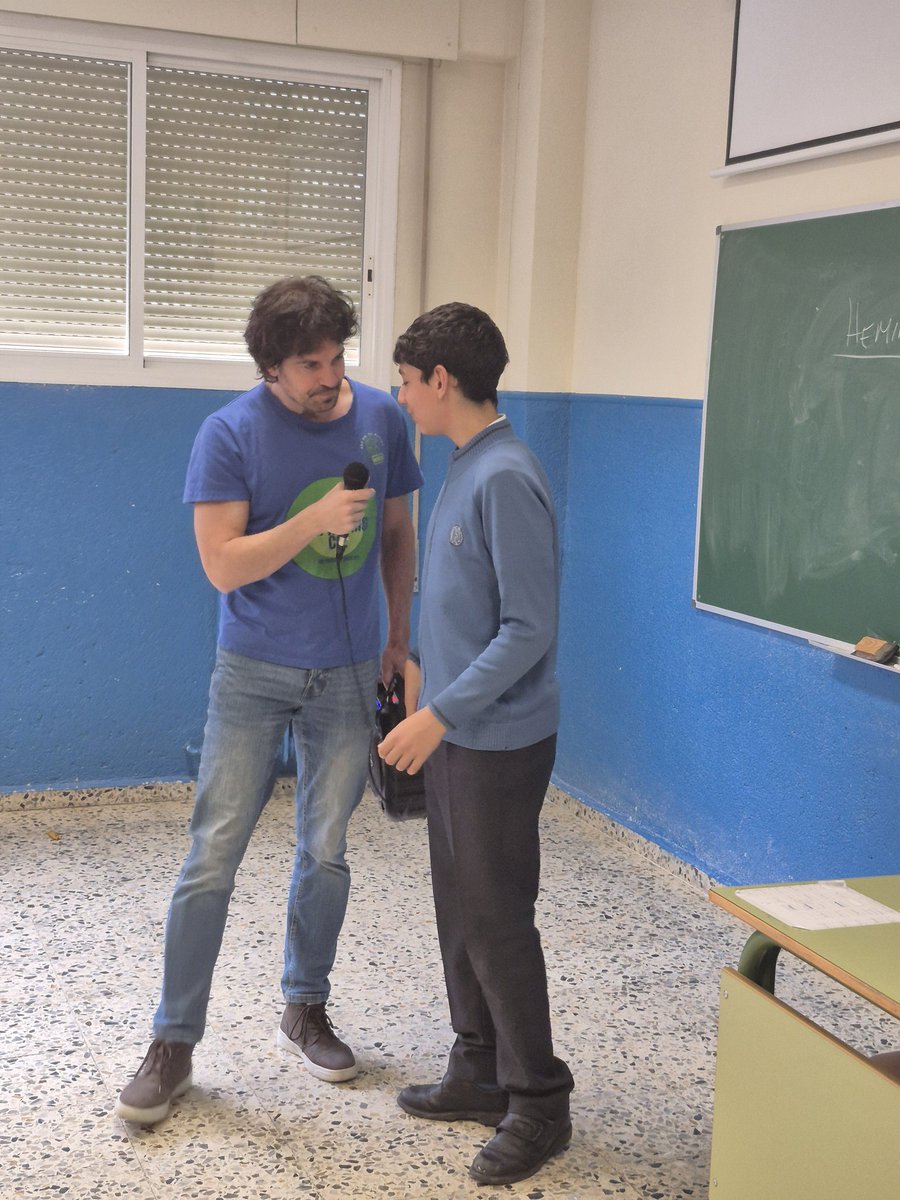 StaMMicaela's tweet photo. Magia, quiz, canciones y teatro para un día de inmersión en Inglés donde toda la ESO participó y disfrutó un montón.
#colegioshhcc 
#educaciónvicenciana 
#inmersiónlingüística https://t.co/4HpmvIIURc