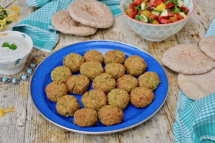 Choclette8's tweet image. Homemade falafel are really easy to make, especially if you bake them or cook in an air fryer as I've done here. These ones are Egyptian style made with British grown fava beans. They are so good. #falafel #VeganRecipes #AirFryer #BritishGrown tinandthyme.uk/2019/09/homema…