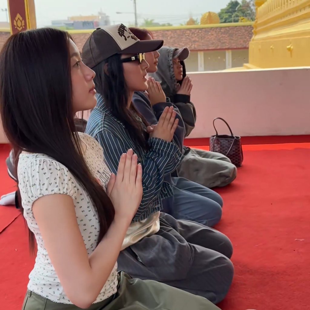 ขอให้มีแฟนฝรั่งหล่อ ๆ           กุอยู่นี่
ตรงสเปค                                  มันขอใครวะ