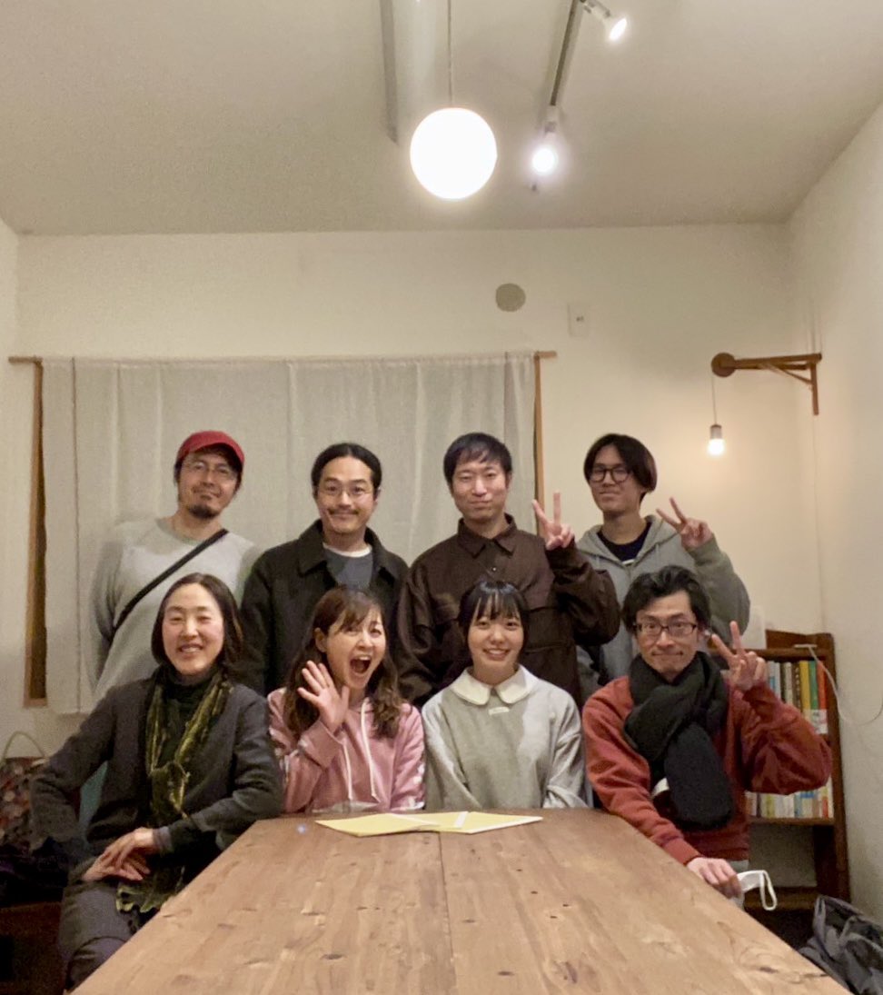aoni_yoshi's tweet photo. ずっとやりたかった5人芝居。3/14,23の「セリフの入り口〜言葉で遊ぼう」ワークショップ は『humming』を参加者の方々と初見で朗読しました。スリリングで楽しい〜！カフェ演劇5連作の1作目。次回は4/10（金）、4/20（月）18:30〜台本は『humming2』の予定です。お楽しみに♡ https://t.co/did0yZdEaf https://t.co/ordZg4eEfM