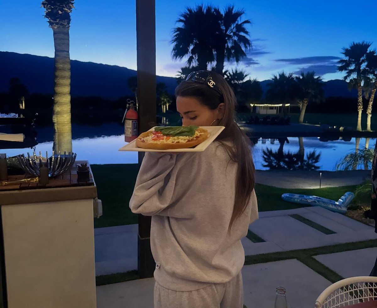 Madison Beer France tweet media