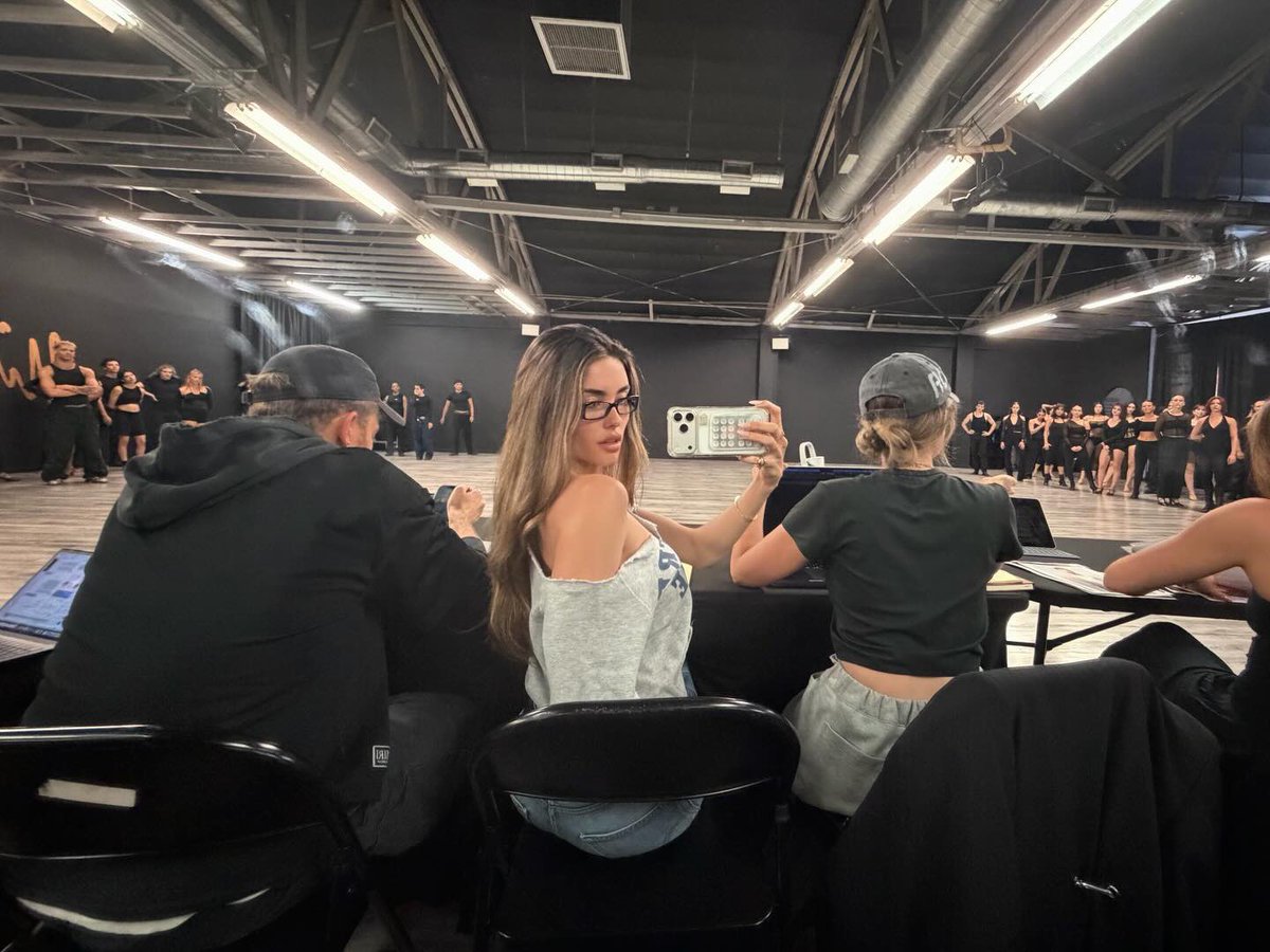 Madison Beer France tweet media