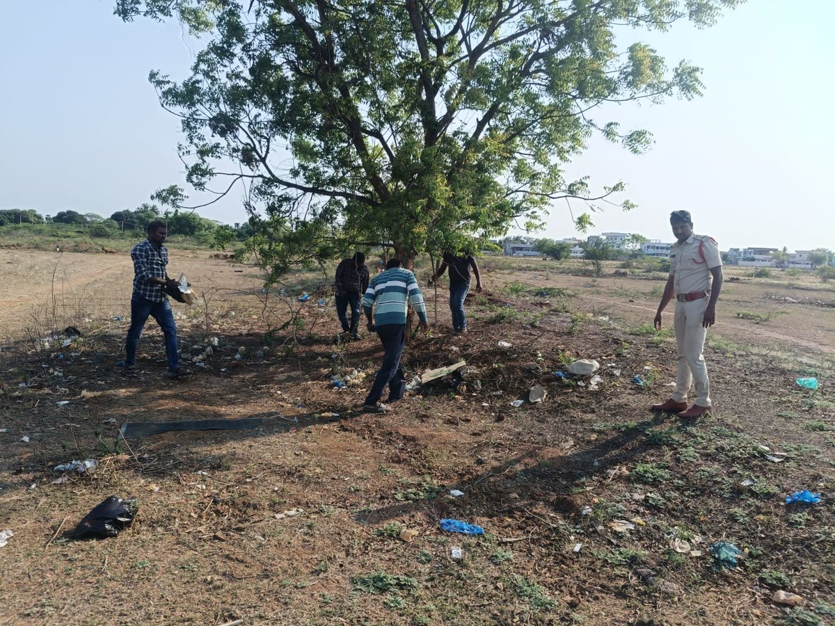 prakasam_police's tweet image. ఉలవపాడు &amp;amp; సింగరాయకొండ పరిధుల్లో ఓపెన్ బూజింగ్ ప్రదేశాలపై ప్రకాశం పోలీసుల క్లీనప్ డ్రైవ్. స్థానికులతో కలిసి శుభ్రపరిచి, అసాంఘిక కార్యకలాపాలపై కఠిన చర్యలు. 

#PrakasamPolice #OpenBoozing #CleanUpDrive #PublicSafety #CommunityPolicing #LawAndOrder #SafeEnvironment