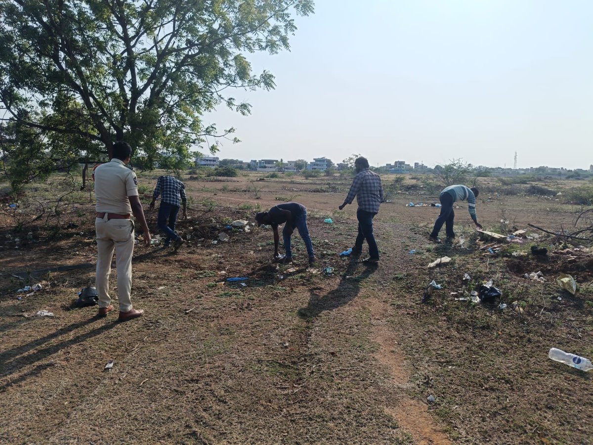 prakasam_police's tweet image. ఉలవపాడు &amp;amp; సింగరాయకొండ పరిధుల్లో ఓపెన్ బూజింగ్ ప్రదేశాలపై ప్రకాశం పోలీసుల క్లీనప్ డ్రైవ్. స్థానికులతో కలిసి శుభ్రపరిచి, అసాంఘిక కార్యకలాపాలపై కఠిన చర్యలు. 

#PrakasamPolice #OpenBoozing #CleanUpDrive #PublicSafety #CommunityPolicing #LawAndOrder #SafeEnvironment