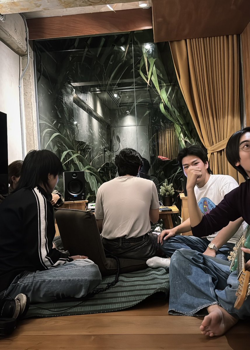 porplax's tweet photo. ไม่รู้พ้อกสีมีโปรเจคอะไรกับแก๊งซอส แต่เห็นแค่นี้ก็ตื่นเต้นแล้วอะ รวมตุวเด็ก2000ต้น ๆ คุยกันแบบพี่ชาย โหพี่ชาย อย่างเจ๋งเลยน้องชาย สุดยอดเลยพี่ชายทั้งวันชัวร์5555555555 แค่นี้ก็น่าจะสนุกละ เอาหน่อยเจนซี https://t.co/3ReoQzZuv0