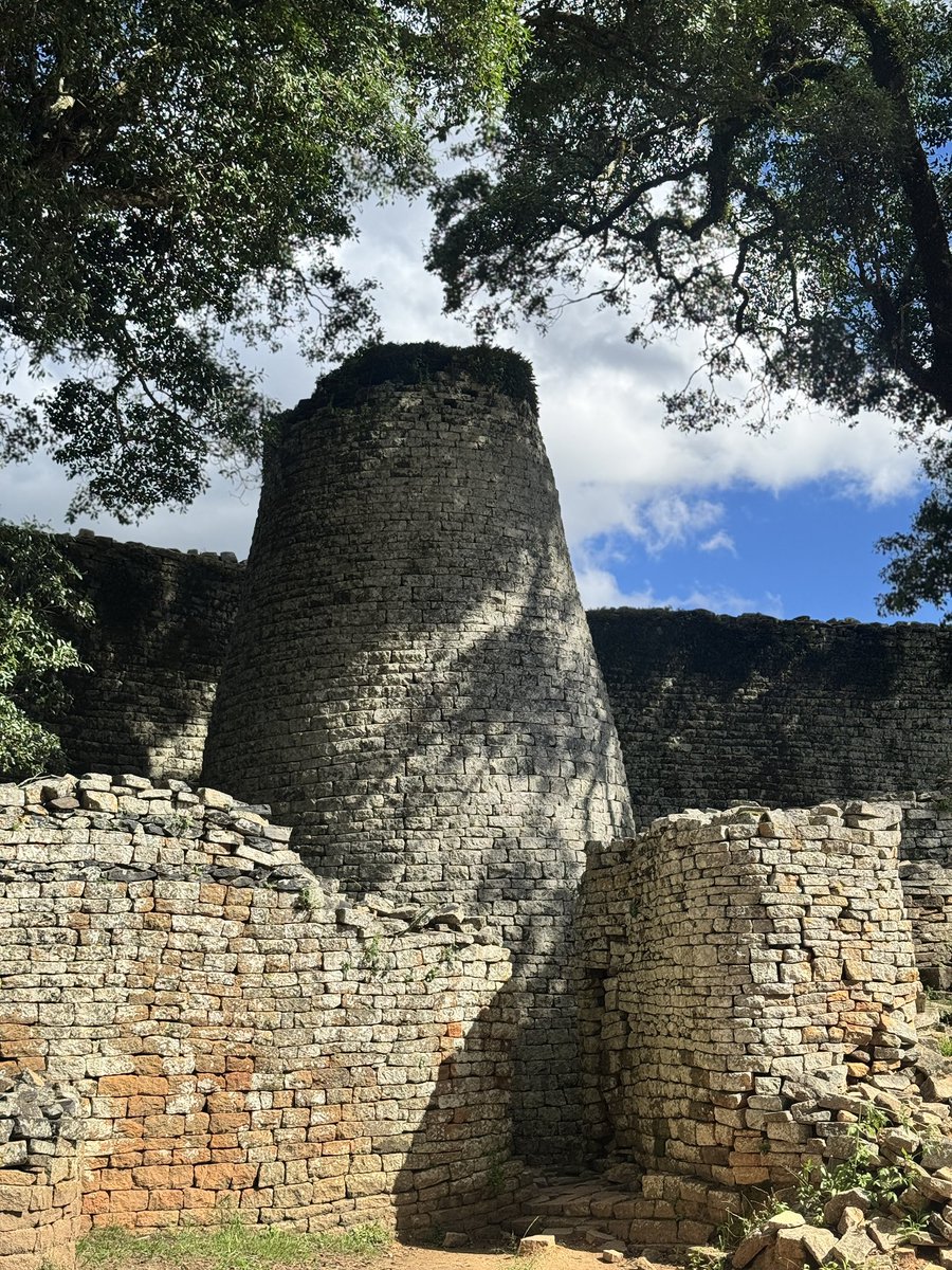 PTChimusoro's tweet image. Dear Zimbabwean child, never feel small. You come from a line of ancestry who built this great structure with stone and without mortar. For centuries it’s stood the test of time, weather, and remains iconic. 

The Great Zimbabwe Monuments 
#TravelZimbabwe