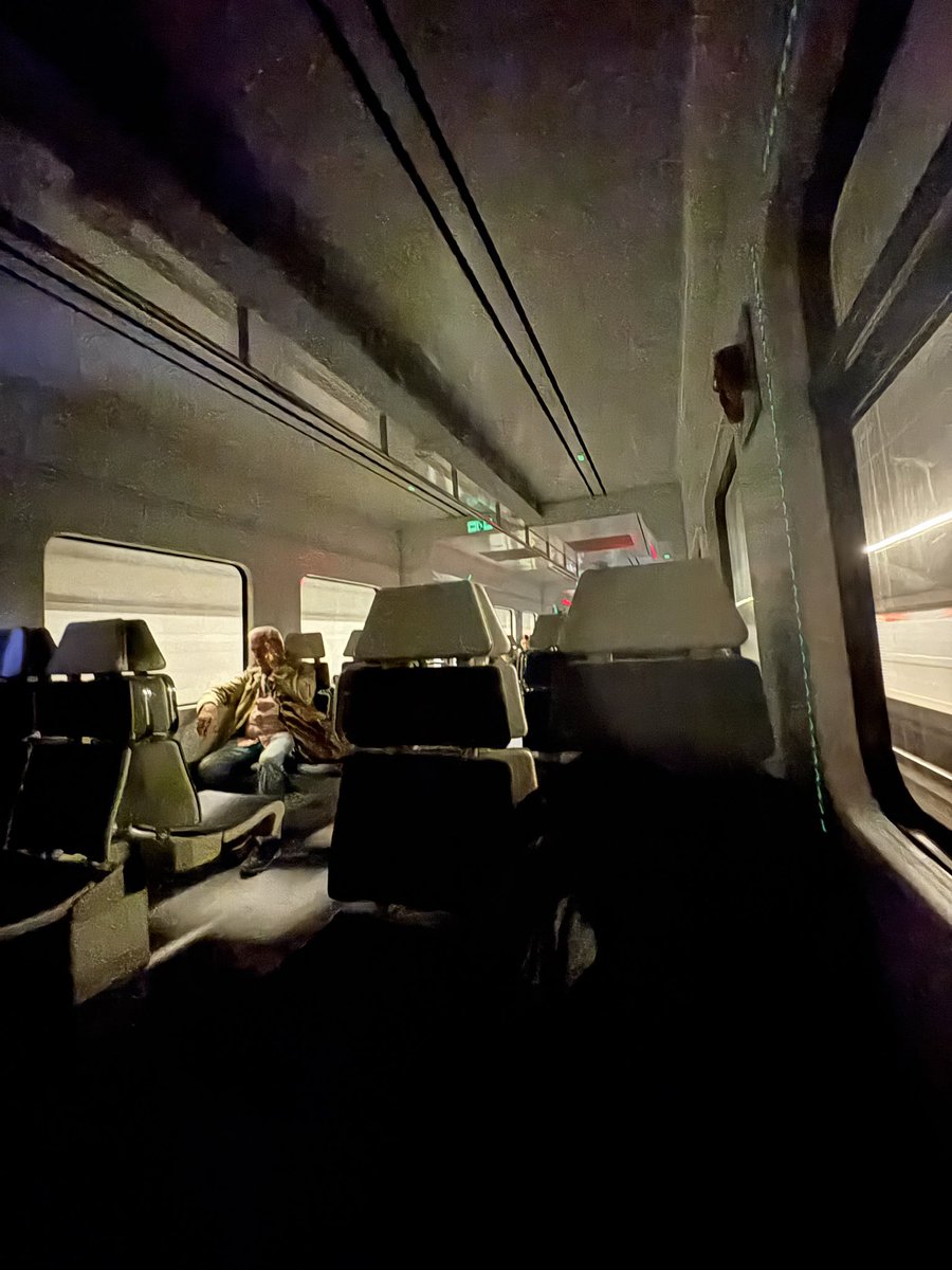 cesarecos's tweet photo. @rtve en este momento la línea C10 de cercanías está completamente a oscuras, no hay iluminación si hubiese un accidente sería un total caos https://t.co/eaZzrBp1Jr