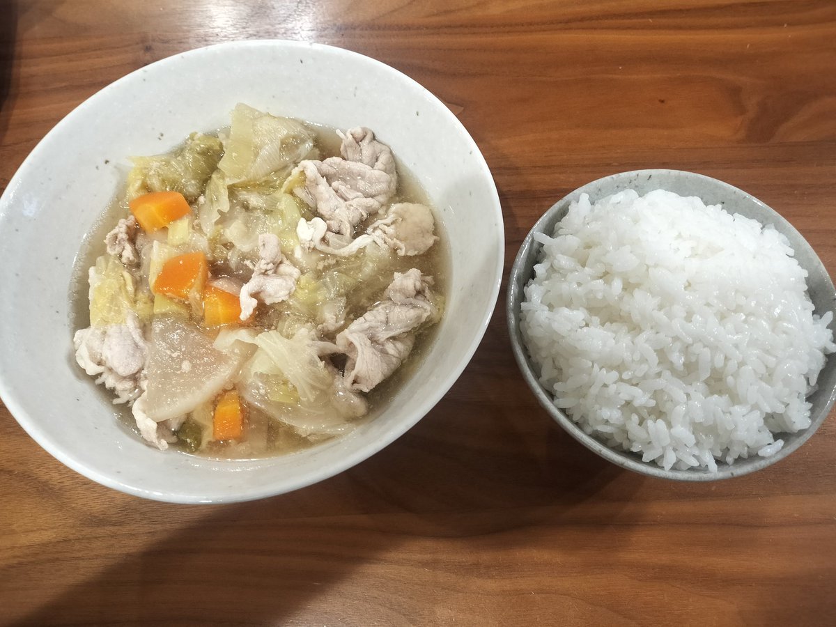 帰宅。
1日お疲れ様でした。

今日は鍋！
このために1日生きてきた！
いただきます😊
#晩御飯
#鍋