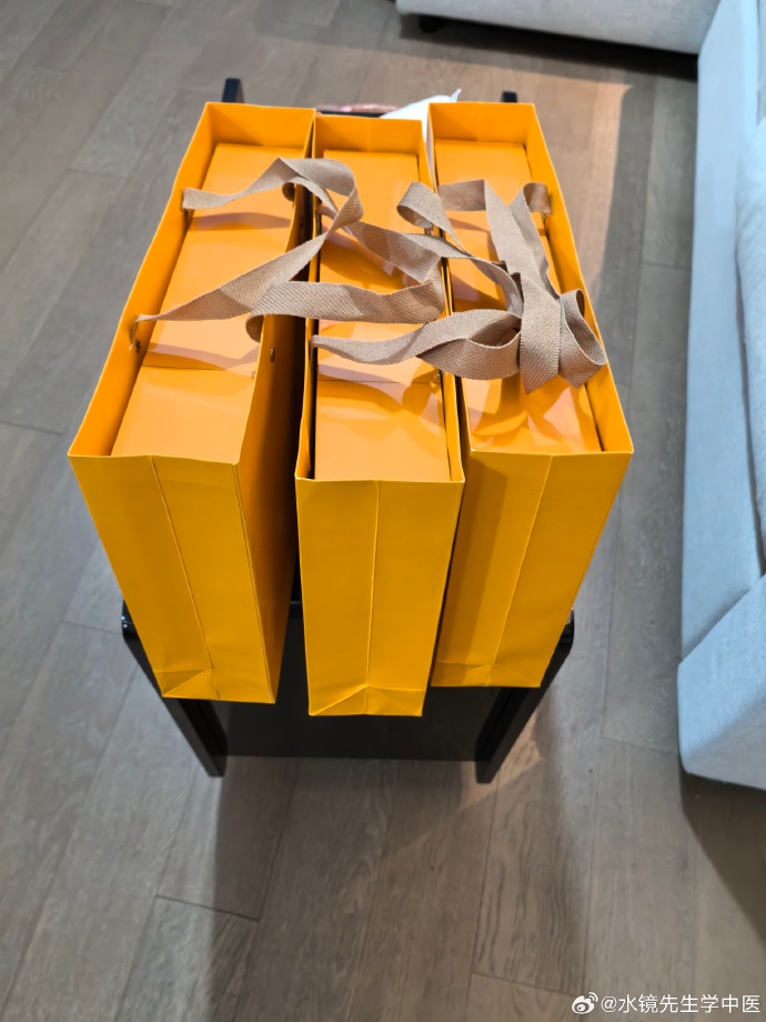 thriftpeclair awad tweet media