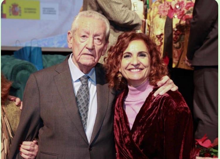 Presente y futuro. El expresidente de la Junta de Andalucía, Rafael Escuredo, que lideró al pueblo andaluz en la consecución del máximo nivel autonómico, como nacionalidad histórica, al lado de María Jesús Montero, candidata socialista a las elecciones del 17M.  Juntos, otra vez