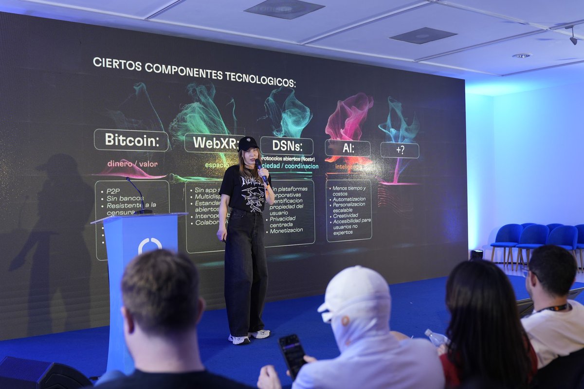 PlanBElsalvador's tweet photo. ¿Qué pasa cuando Bitcoin se combina con tecnologías emergentes?

@RytaDeCrypt exploró cómo herramientas como WebXR, DSNs e inteligencia artificial pueden integrarse con Bitcoin para crear nuevas experiencias digitales descentralizadas. https://t.co/wVKTWIKBbi