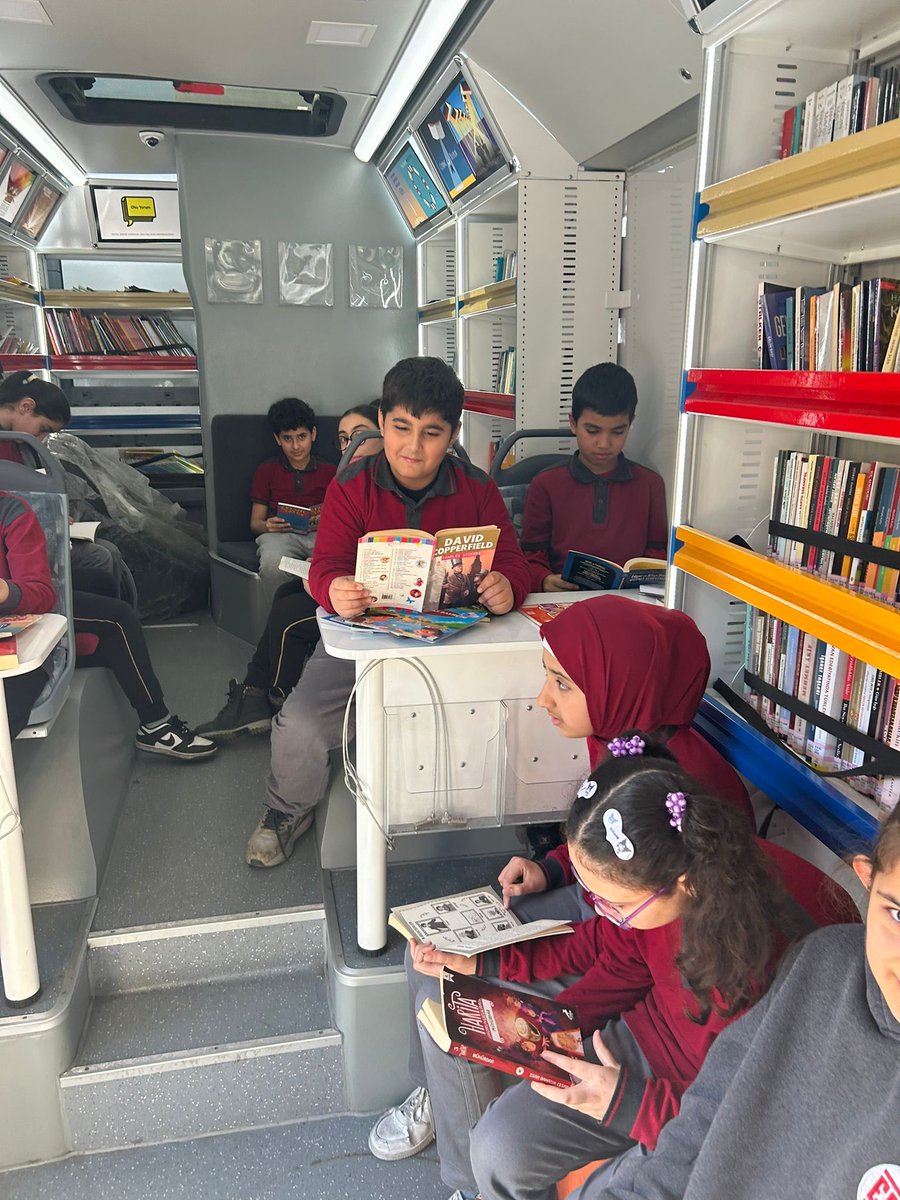 istmembenokuyor's tweet photo. 📚"Ben Okuyorum İstanbul Okuyor" projesi kapsamında, Orhan Kemal İl Halk Kütüphanesi’ne ait gezici kütüphane öğrencilerimizle buluşuyor. Kitapların rehberliğinde yeni dünyalar keşfederken, okumanın eşsiz ışığında hep birlikte öğreniyoruz.

@Yusuf__Tekin @gul_davut @MucahitYentur https://t.co/Ehgea3yFUz