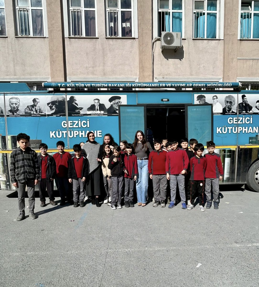 istmembenokuyor's tweet photo. 📚"Ben Okuyorum İstanbul Okuyor" projesi kapsamında, Orhan Kemal İl Halk Kütüphanesi’ne ait gezici kütüphane öğrencilerimizle buluşuyor. Kitapların rehberliğinde yeni dünyalar keşfederken, okumanın eşsiz ışığında hep birlikte öğreniyoruz.

@Yusuf__Tekin @gul_davut @MucahitYentur https://t.co/Ehgea3yFUz