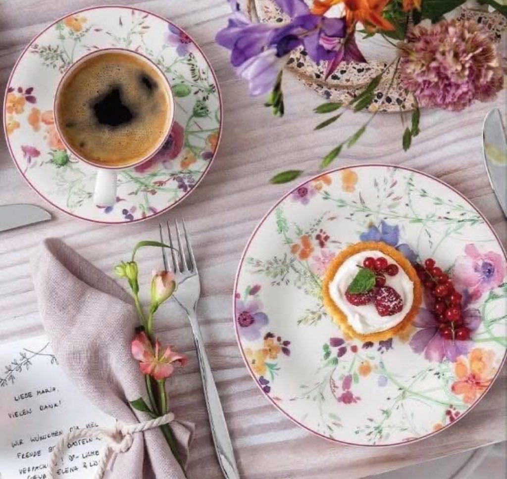 “Porque el tiempo no es
solo uno,hay otro momento,
el que recogemos cuando 
empezamos a vivir de nuevo,
lejos de algo que nos hizo
daño y nos destrozó por 
dentro…hoy solo disfruta tu
vida y un buen café…”
#FelizMartes 🌸🌾