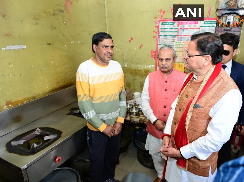 ANI's tweet photo. Dehradun: Uttarakhand Chief Minister Pushkar Singh Dhami visited a restaurant in the Garhi Cantt area to review the supply of cooking gas. He informed hotel and restaurant operators that there is no severe gas shortage at present. 

During his visit, the Chief Minister inquired about gas supply from the restaurant owner, who stated that although there has been a slight reduction in supply, gas is still being received regularly. The owner also mentioned that they are using tandoors more frequently to reduce gas consumption. Appreciating this initiative, the Chief Minister directed the administration to make necessary arrangements for alternative energy sources.

He further stated that gas supply is currently continuing and that the central government, under the leadership of Prime Minister Narendra Modi, is making every effort to ensure its smooth availability. Appealing to hotel and restaurant operators as well as the general public, he said that if required, the nation will once again come together to tackle this challenge. The Chief Minister also suggested that alternatives like induction cooking and other methods can be used as substitutes for gas. He assured that the government is fully prepared to assist people in every possible way.