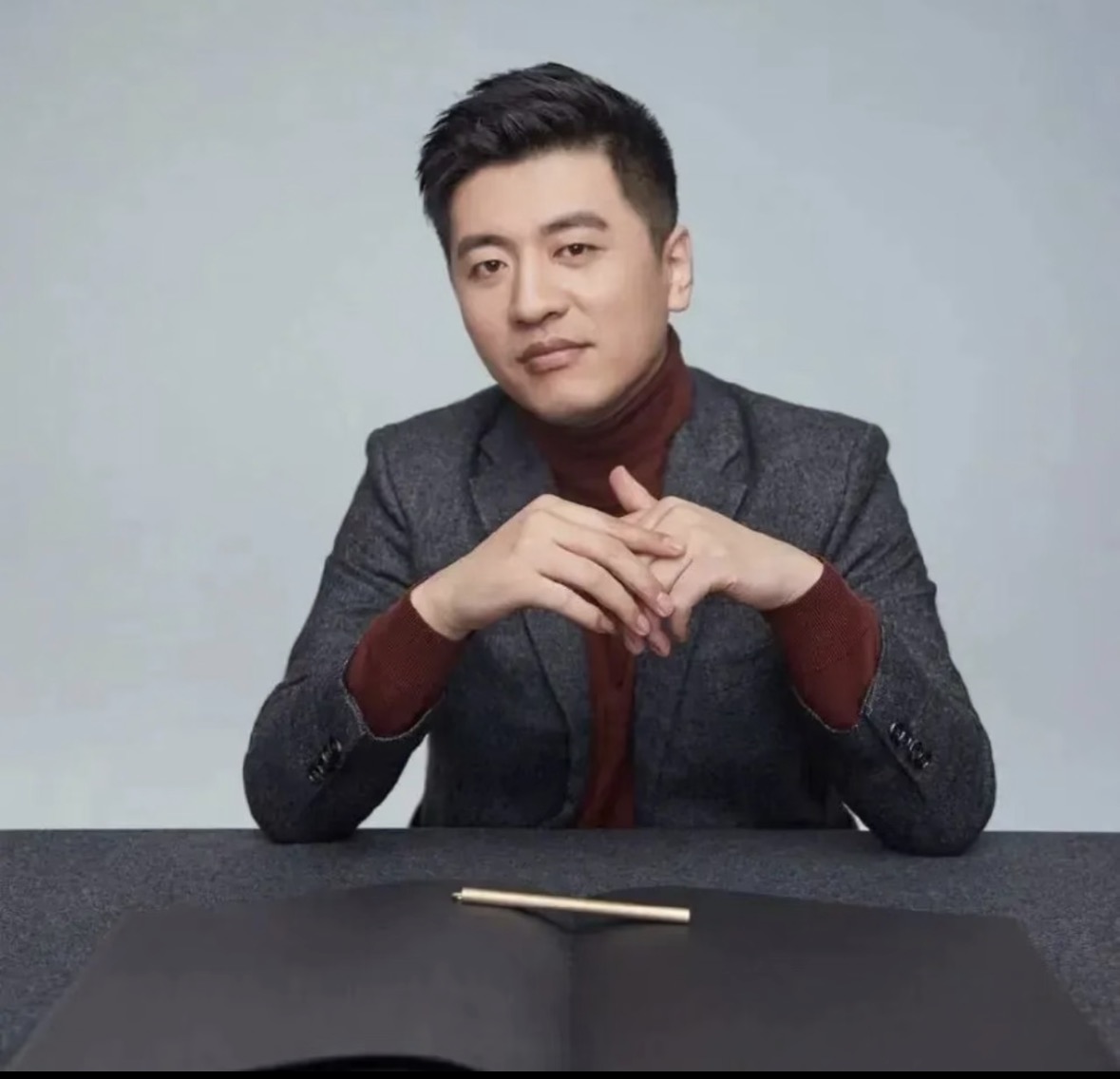 Huberhupo's tweet photo. 张雪峰去世了在苏大附属，人生无常！希望各位注意身体健康~抖音号和小红是头像和背景都变黑白了~ https://t.co/umOPmQmB9B