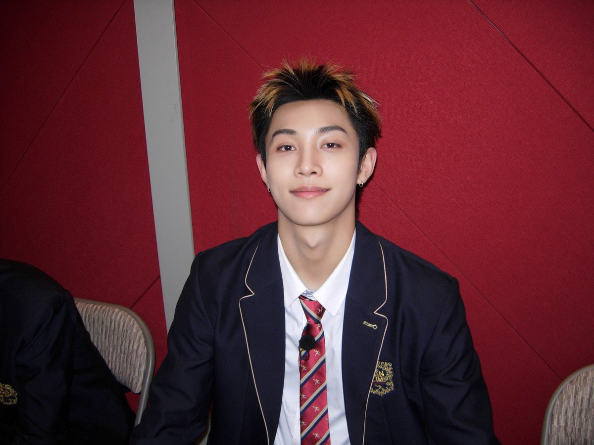 𝓙 ani tweet media