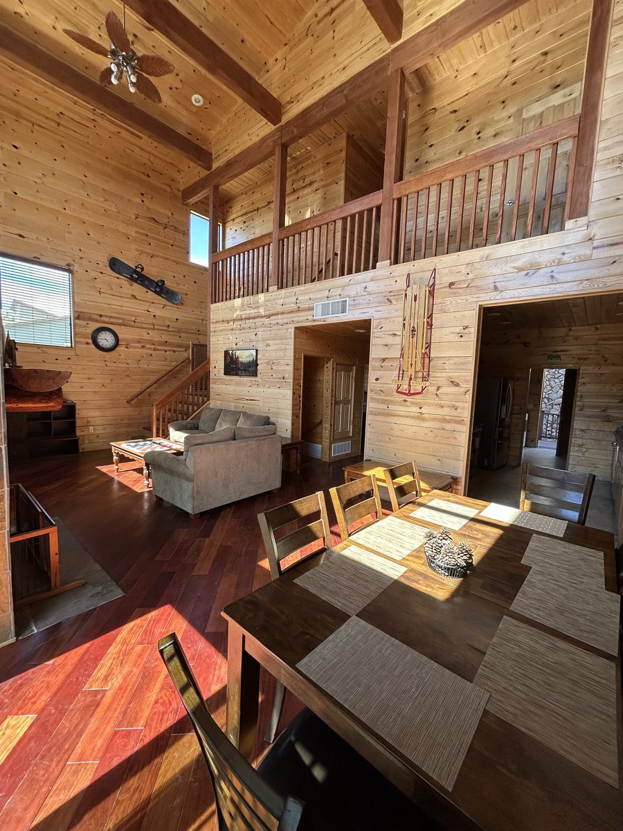 Mt Lemmon Hotel tweet media