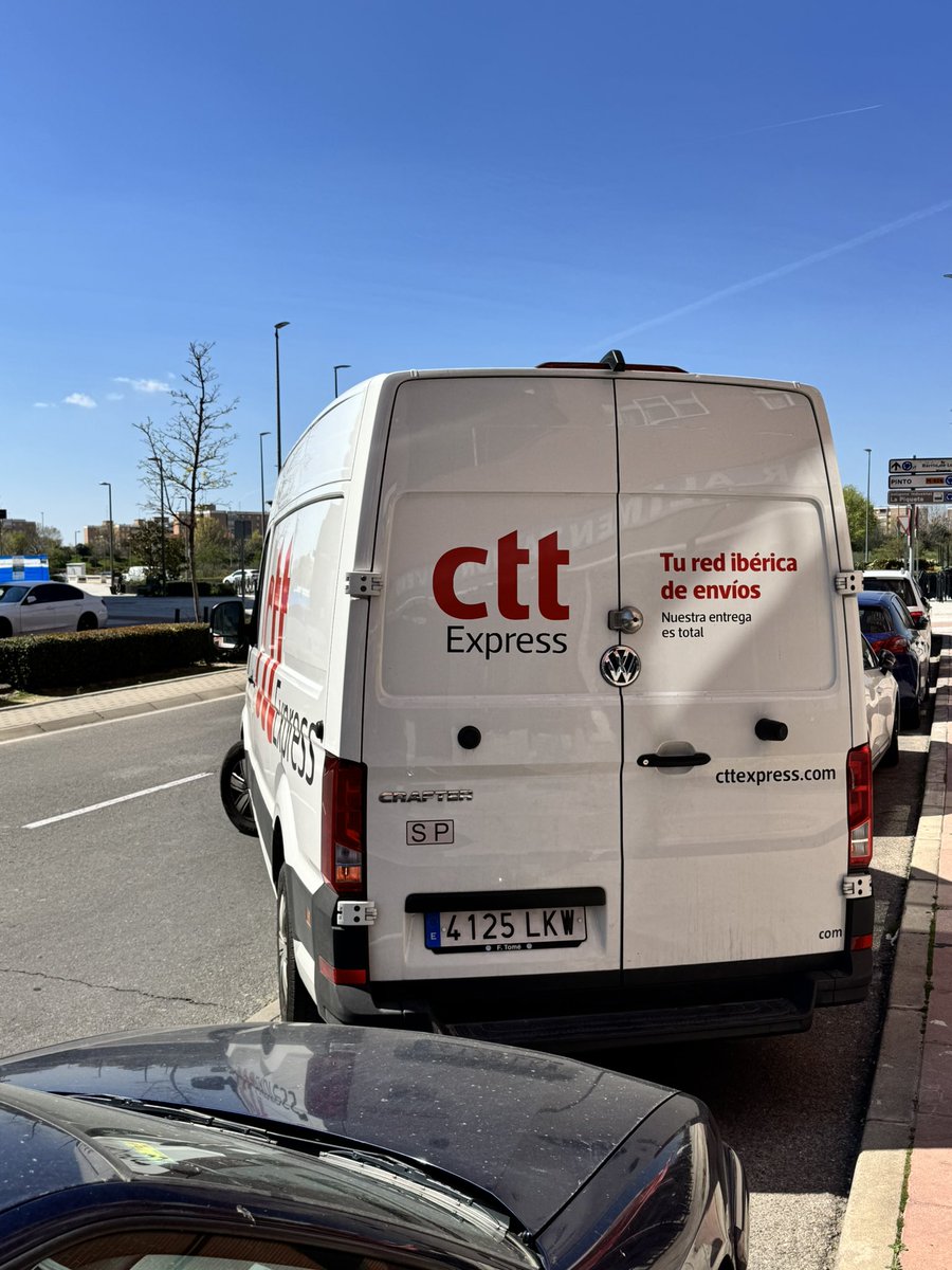 johnwirnss's tweet photo. @CTTExpressES as es como trabajan vuestros empleados … cuando se les dice que se echen un poco para delante por qué se han quedado en doble fila delante de un hueco… encima hablando mal y tratando mal a la gente… vergüenza https://t.co/8tWFATtoRJ