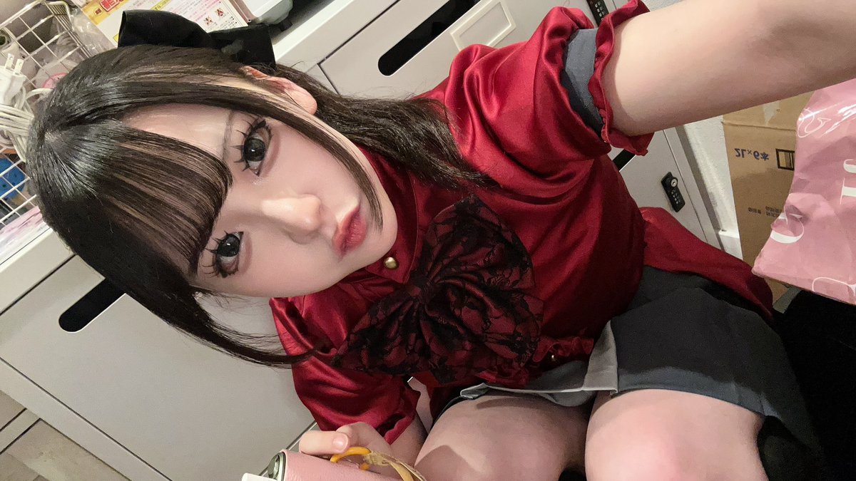 c2h6_7's tweet photo. もう今日で圧迫死するかもしれない https://t.co/x3sLuFWYil