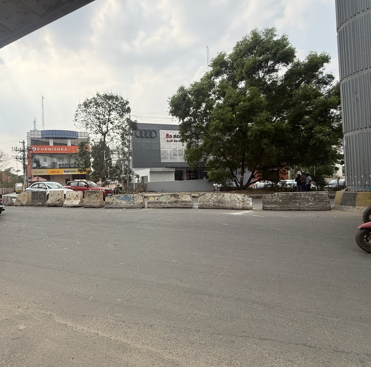rajnishkunwar's tweet photo. @Sreenivasan_C @DCPTrEastBCP Closing the U-turn near Audi showroom &amp; Bhagini (Hoodi) has made life harder for residents, not easier. Forcing 3km+ detours via NetApp is adding traffic, wasting time &amp; fuel. This decision needs urgent review. Please reconsider @blrcitytraffic 

#BengaluruTraffic #Hoodi https://t.co/pwEGoEs4uR
