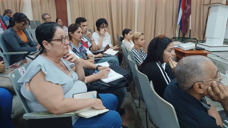 Con la presencia de la Rectora de la <a href="/UCM152098/">UCM</a>,  MsC. Dra. <a href="/BrocheMade8940/">Madeleyne Gonzalez Broche</a>, y presidida por la <a href="/DeFcmm91005/">Decana de la FCMM</a>, se llevó a cabo Taller sobre indicaciones para la continuidad y cierre del curso académico en las instituciones de ES adscritas al Ministerio de Salud Pública.