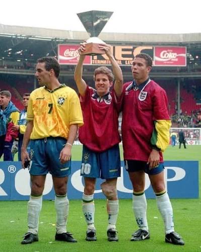 Retro Foot Romance tweet media