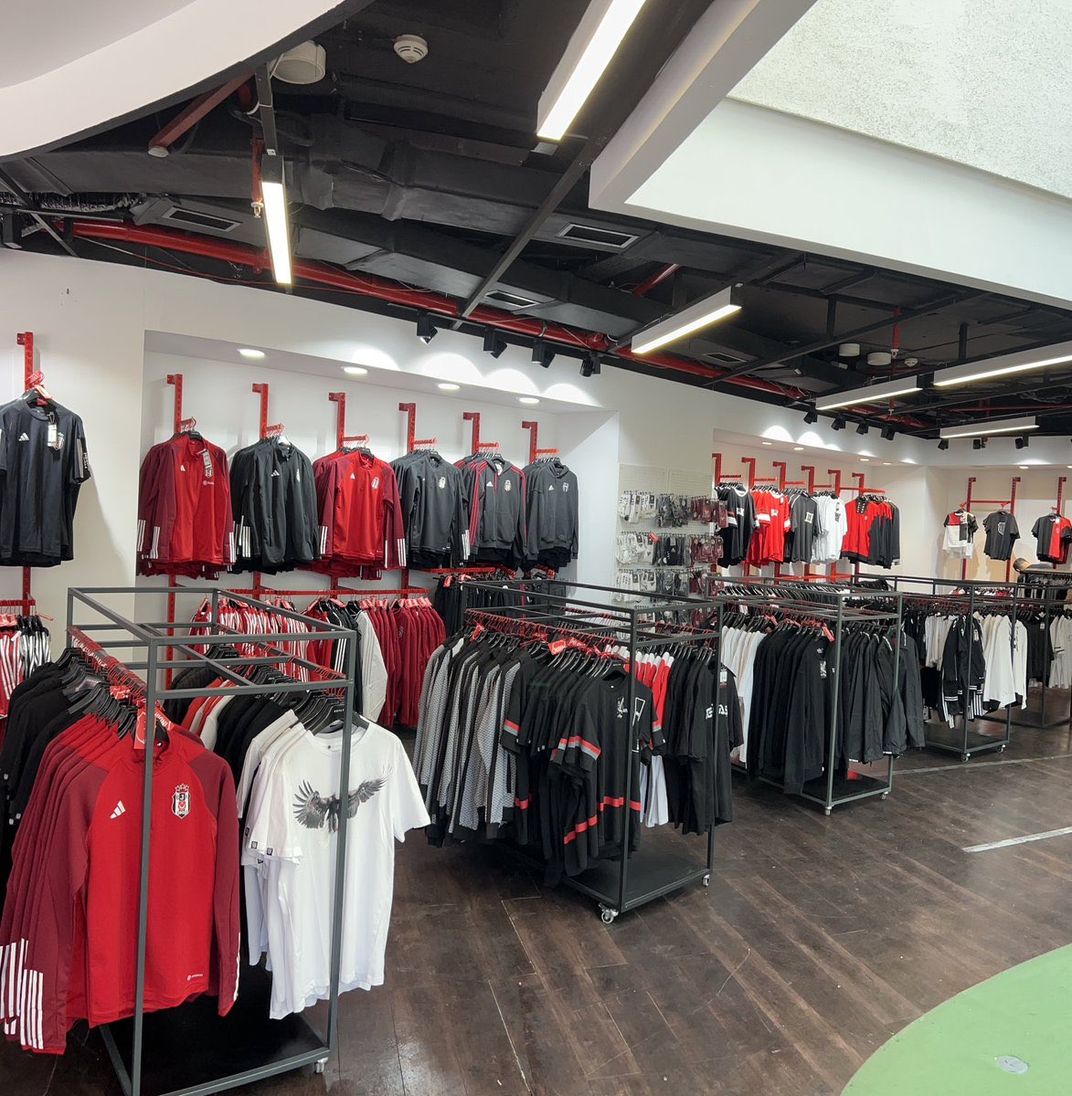 Beşiktaş’ın, Kartal Yuvası ürünlerinde daha kapsamlı düşünmesi gerek. Baskılı, logolu bir çok ürünün yanında;

Baskısız, logosuz, hatta bir beyaz yakalının iş hayatında bile giyebileceği smart/business casual ürünlere yer vermesi lazım.

Classic kategorisi oluşturulup, kategori