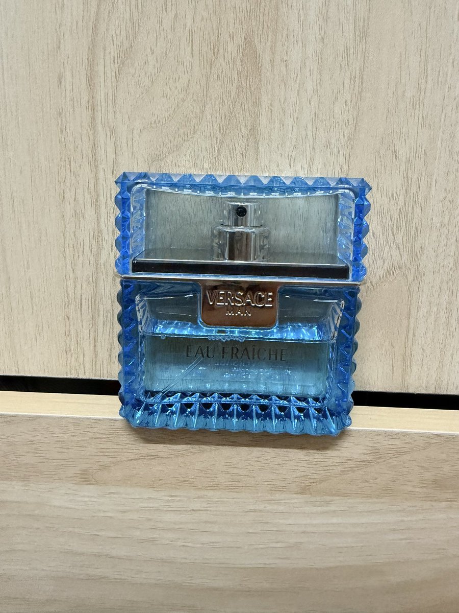 NRCF1's tweet photo. ส่งต่อน้ำหอม versace Man Eau Fraiche EDT Size 50 ml เหลือตามรูป 60-70% 
ของแท้ หิ้วจากออส ขาย 450 รวมส่ง

#ส่งต่อน้ำหอม #น้ำหอมแท้ #versace #ส่งต่อversace #ส่งต่อคสอ #ส่งต่อเครื่องสำอางค์  #ส่งต่อเครื่องสำอาง https://t.co/zs6pU37jkV