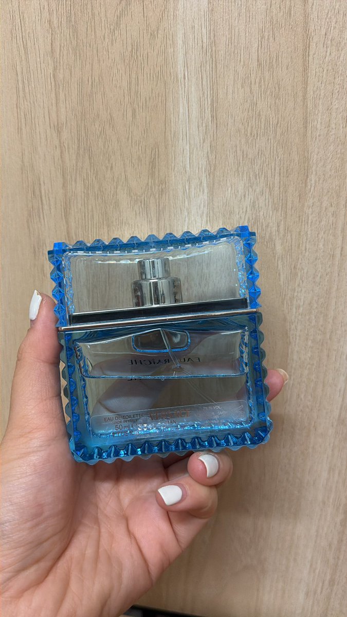 NRCF1's tweet photo. ส่งต่อน้ำหอม versace Man Eau Fraiche EDT Size 50 ml เหลือตามรูป 60-70% 
ของแท้ หิ้วจากออส ขาย 450 รวมส่ง

#ส่งต่อน้ำหอม #น้ำหอมแท้ #versace #ส่งต่อversace #ส่งต่อคสอ #ส่งต่อเครื่องสำอางค์  #ส่งต่อเครื่องสำอาง https://t.co/zs6pU37jkV