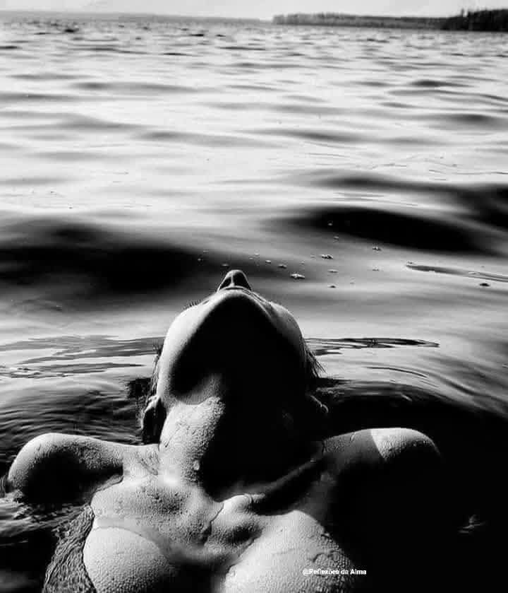 "La mer est un mouvement et un amour éternel, la vie éternelle."

Jules Verne